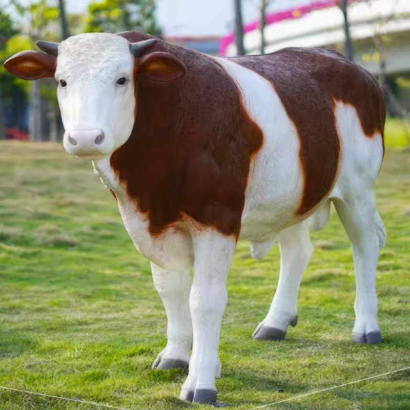 Nagy hamis tehénszobor kertnek - üvegszálas farm állati szobor kültéri dekorációhoz